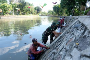 Pemkot Surabaya Kerja Bakti Bersama TNI AL di Sungai Kalimas