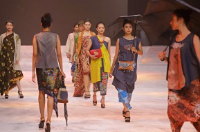 Wali Kota Eri Cahyadi Kenalkan Busana UMKM hingga ke Mancanegara Melalui Surabaya Fashion Parade