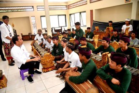 Tinjau SMKN 3 Sukawati, Presiden: Relevan dengan Potensi Pariwisata Bali