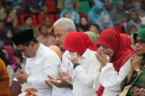 Suasana Haru Iringi Perpisahan Ganjar-Yasin