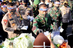 Pangdam dan Forkopimda Jatim Bagikan Masker di Surabaya