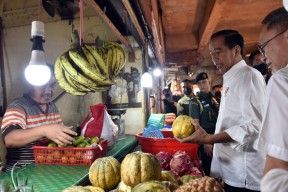Jelang Lebaran, Presiden Jokowi Cek Harga Pangan di Dua Pasar Jakarta