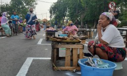 Pasar Pegirian Surabaya Terapkan Physical Distancing, Pedagang Diatur Jarak