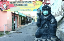 Patung Pakai Masker Sindir Meraka yang Tidak Patuh