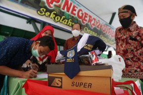 Seragam dan Perlengkapan Sekolah Gratis bagi Pelajar MBR