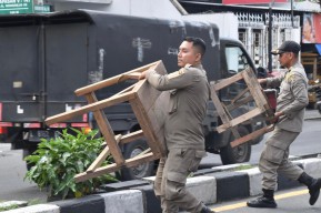 Satpol PP Surabaya Tertibkan PKL di Jalan Kenjeran-Ngaglik, Fokus pada Kenyamanan Publik