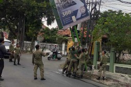 Surabaya Tertibkan Reklame Ilegal, Satpol PP Bertindak Tegas