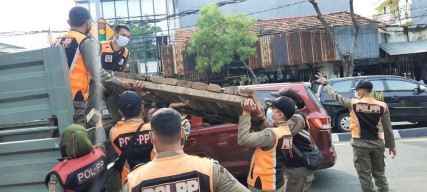Satpol PP Surabaya Tertibkan Pedagang Gembong di Pinggir Jalan