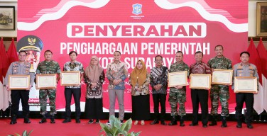 Sinergi Bangun Surabaya, Wali Kota Eri Cahyadi Beri Penghargaan Forkopimda