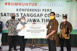 Satgas Covid-19 BUMN Jatim Donasikan APD dan Wastafel di Gresik