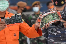 Satgas SAR TNI AL Temukan Tiga Kantong Serpihan Pesawat