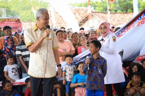 Warga Keyongan Senang, Jalan Desanya Diperbaiki Setelah Puluhan Tahun Rusak Parah