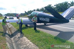 Pesawat Ringan Mendarat di Tol Johor Malaysia