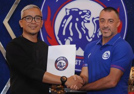 Ze Gomes Resmi Jadi Pelatih Arema FC: Harapan Baru Singo Edan di Tengah Musim