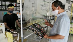 Network Coffee Eatery Surabaya, Pasang Plastik Pelindung Konsumen