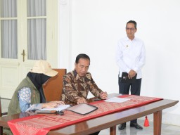 Presiden Joko Widodo Ikuti Proses Coklit Data Pemilih Pilkada 2024 di Istana Merdeka