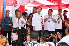 Presiden Jokowi Cek Stok Beras dan Bagikan Bantuan Pangan CBP di Kabupaten Nagekeo