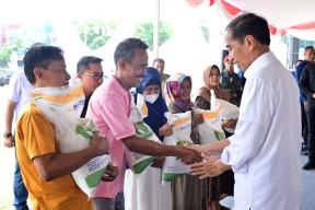 Presiden Jokowi Pastikan Bantuan Beras di Purwakarta Tersalurkan dengan Baik
