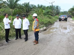 Presiden Jokowi Tinjau Kondisi Jalan di Labuhanbatu Utara