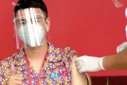Raffi  Ahmad Acungkan Jempol ketika Divaksin