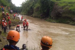 Jenazah Anggota TNI yang menjadi Korban Kecelakaan Ditemukan di Sungai