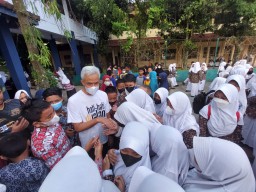 Mendadak Mampir, Ganjar Hebohkan Siswa SMPN 1 Kalimanah