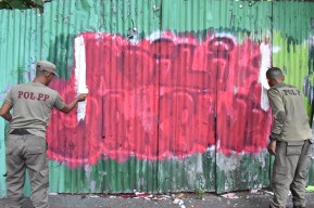 Vandalisme 'Adili Jokowi' Muncul di Surabaya, Satpol PP Bergerak Cepat