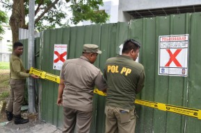 Satpol PP Surabaya Segel Delapan Bangunan Tak Berizin di Surabaya Barat