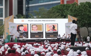 2014 Mahasiswa Baru UM Surabaya Bermain Game The President