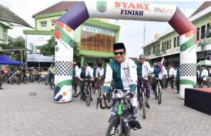 Gowes Hari Santri. Pj Bupati Nurkholis Enjoy Sarungan