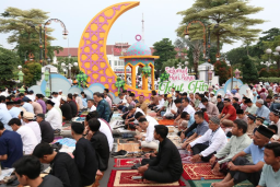 Ribuan Warga Surabaya Padati Balai Kota untuk Salat Idulfitri 1446 H