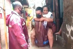 Kapolsek Cilandak Kompol Iskandarsyah Gendong Nenek Korban Banjir