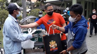 Idul Adha 1442 H Wartawan Pemprov Jatim Bagikan Daging Qurban