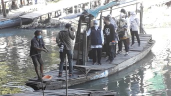 Khofifah Bagikan Bansos bagi Warga Bantaran Sungai