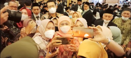 Gubernur Khofifah Menangis di Hadapan Wisudawan