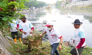 Pemkot bersama Yayasan Wings Peduli Gelar Aksi Bersih Sungai Surabaya