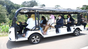 Ibu Iriana Ajak Istri PM PNG Keliling Kebun Raya Bogor