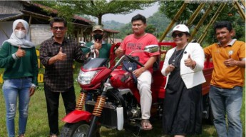 Diana Sasa Bantu Kendaraan Pengangkut Sampah untuk Randugede