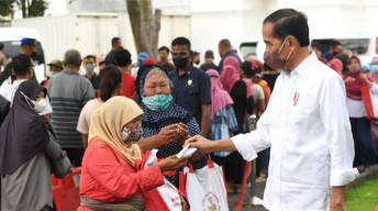 Tiba di Yogyakarta, Presiden Jokowi Bagikan Sembako untuk Masyarakat