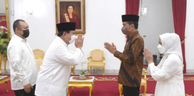 Saat Presiden Jokowi dan Menhan Prabowo Makan Opor Bersama