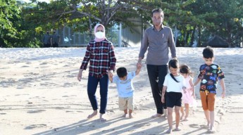 Bersama Cucu, Presiden Jokowi Menikmati Pantai Nusa Dua Bali