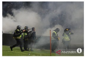 Kericuhan Usai Laga Arema vs Persebaya di Surabaya