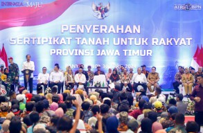 Presiden RI Serahkan 10.323 Sertipikat Tanah Elektronik di Banyuwangi, Pj. Gubernur Adhy Komitmen Dukung dan Kawal PTSL