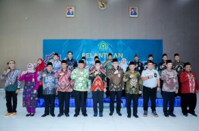 Lantik 23 PPIH Embarkasi Surabaya, Pj. Gubernur Adhy Pesankan Junjung Tinggi Komitmen Berikan Pelayanan Prima Bagi Jemaah Haji