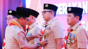 Penjabat Wali Kota Mojokerto Terima Penghargaan Lencana Darma Bakti