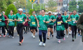 Pj Gubernur Jawa Timur Adhy Karyono Berangkatkan Ribuan Peserta Surabaya Medic Air Run 2024