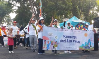 Hadapi Cuaca Panas Ekstrem, PMI Surabaya Gelar Kampanye Edukasi dan Bagikan Bibit Tanaman