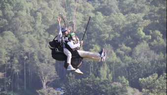 Pj. Gubernur Jawa Timur Adhy Karyono Ketagihan Wisata Paralayang di Gunung Banyak, Kota Batu