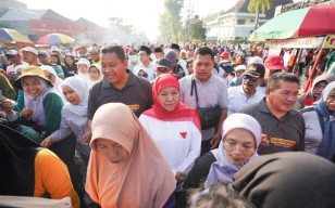 Khofifah Indar Parawansa Berangkatkan 7.000 Peserta 'Mlaku Bareng' di Bojonegoro