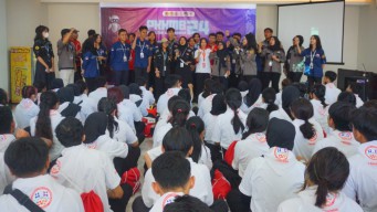 Manfaatkan Teknologi Terkini, Mahasiswa FIB Untag Surabaya Buat Gelang Dilengkapi Kode QR